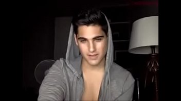 Sexy guy on cam !